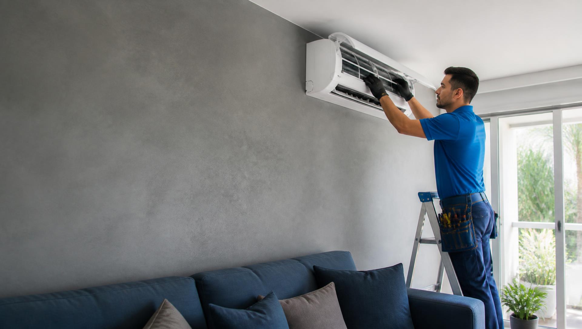 Técnico da AR FRIO SABINO realizando manutenção de ar-condicionado split em Goiânia